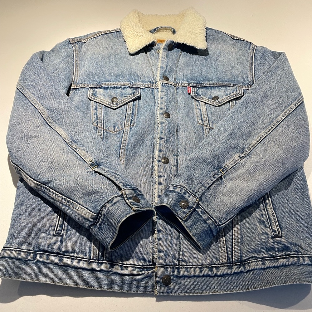 Levi’s Vintage Fit Sherpa jacket. Size L